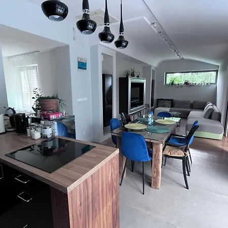 Apartment Zdrowa 6 *